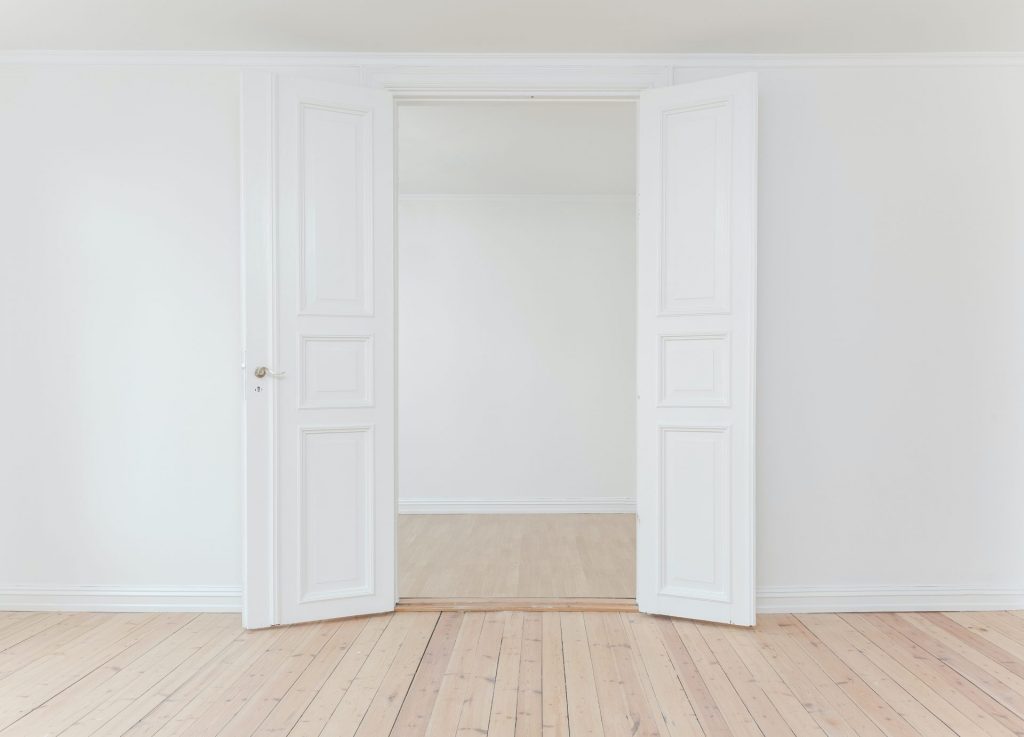 Photo of an empty interior with white walls