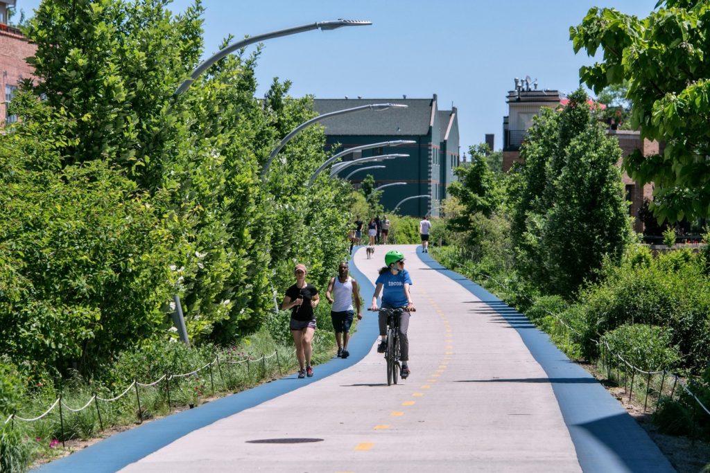 People running and biking on Chicago's 606 Trail